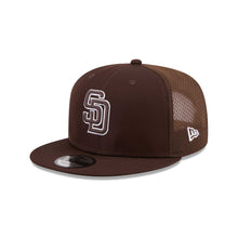 Load image into Gallery viewer, San Diego Padres New Era MLB 9FIFTY 950 Snapback Trucker/Mesh Cap Hat Brown Crown/Visor Brown/White Logo Brown UV (2026 Batting Practice)