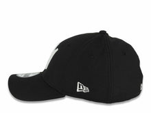 Load image into Gallery viewer, Aguilas de Mexicali New Era 39THIRTY 3930 Flexfit Cap Hat Black Crown/Visor White Logo