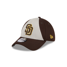 Load image into Gallery viewer, San Diego Padres New Era MLB 39THIRTY 3930 Flexfit Cap Hat White/Brown Crown Brown Visor Brown/Yellow Logo (2024 Batting Practice)