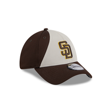 Load image into Gallery viewer, San Diego Padres New Era MLB 39THIRTY 3930 Flexfit Cap Hat White/Brown Crown Brown Visor Brown/Yellow Logo (2024 Batting Practice)