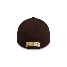 Load image into Gallery viewer, San Diego Padres New Era MLB 39THIRTY 3930 Flexfit Cap Hat White/Brown Crown Brown Visor Brown/Yellow Logo (2024 Batting Practice)