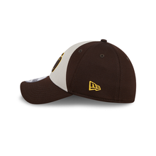 Load image into Gallery viewer, San Diego Padres New Era MLB 39THIRTY 3930 Flexfit Cap Hat White/Brown Crown Brown Visor Brown/Yellow Logo (2024 Batting Practice)