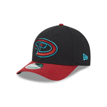 Load image into Gallery viewer, Arizona Diamondbacks New Era MLB 9FORTY 940 Adjustable M-Crown Cap Hat Black Crown Cardinal Viso Team Color Logo (Player Replica)