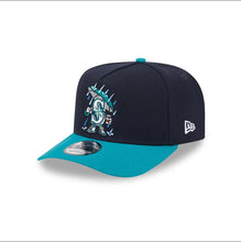 Load image into Gallery viewer, Seattle Mariners New Era MLB 9FORTY 940 Snapback A-Frame Cap Hat Navy Blue Crown Teal Visor Team Color Logo Rain Cartoon
