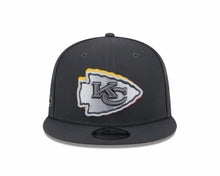 Load image into Gallery viewer, Kansas City Chiefs New Era NFL 9FIFTY 950 Snapback Cap Hat Dark Gray Crown/Visor Team Color Logo Chiefs Kingdom (2024 Draft)