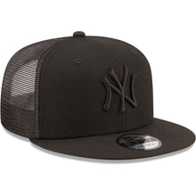 Load image into Gallery viewer, New York Yankees New Era MLB 9FIFTY 950 Snapback Trucker Mesh Cap Hat Black Crown/Visor Black Logo