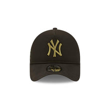 Load image into Gallery viewer, New York Yankees New Era MLB 9FORTY 940 Adjustable Trucker Mesh Cap Hat Black Crown/Visor Metallic Gold Logo (Alpha Industries)