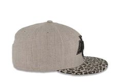 Load image into Gallery viewer, (Leopardvize) Los Angeles Kings New Era NHL 59FIFTY 5950 Fitted Cap Hat Heather Gray Crown Black/Gray Leopard Visor Team Color Logo