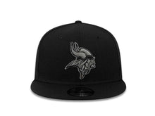 Load image into Gallery viewer, Minnesota Vikings New Era NFL 9FIFTY 950 Snapback Cap Hat Black Crown/Visor Dark Gray/Black Logo