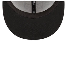 Load image into Gallery viewer, Las Vegas Raiders New Era NFL 9FIFTY 950 Snapback Cap Hat Black/White Crown Black Visor Team Color Logo (2022 Sideline Ink)