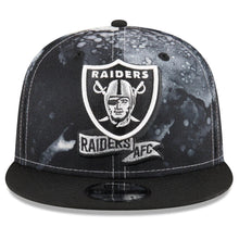 Load image into Gallery viewer, Las Vegas Raiders New Era 9FIFTY 950 Snapback Cap Hat Black/White Crown Black Visor Team Color Logo Black UV (2022 Sideline Ink)