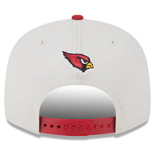 Load image into Gallery viewer, Arizona Cardinals New Era NFL 9FIFTY 950 Snapback Cap Hat Stone Crown Maroon Visor Team Color Logo (2023 Draft On Stage)