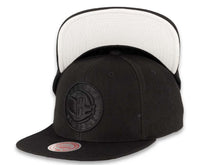 Load image into Gallery viewer, Mitchell & Ness Snapback Brooklyn Nets Blackout Pop Under White UV