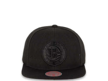 Load image into Gallery viewer, Mitchell & Ness Snapback Brooklyn Nets Blackout Pop Under White UV