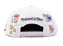 Load image into Gallery viewer, New York Knicks Mitchell & Ness NBA Han Drawn Snapback Cap Hat White Crown/Visor Team Color Logo With Multiple Patches