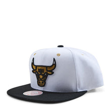 Load image into Gallery viewer, Chicago Bulls Mitchell & Ness NBA Snapback Cap Hat White Crown Black Visor Metallic Gold/Black Logo (White Gold Pop)