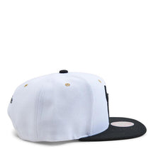 Load image into Gallery viewer, Chicago Bulls Mitchell & Ness NBA Snapback Cap Hat White Crown Black Visor Metallic Gold/Black Logo (White Gold Pop)