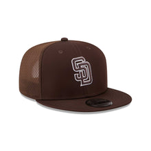 Load image into Gallery viewer, San Diego Padres New Era MLB 9FIFTY 950 Snapback Trucker/Mesh Cap Hat Brown Crown/Visor Brown/White Logo Brown UV (2026 Batting Practice)
