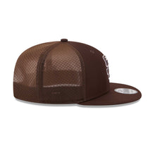 Load image into Gallery viewer, San Diego Padres New Era MLB 9FIFTY 950 Snapback Trucker/Mesh Cap Hat Brown Crown/Visor Brown/White Logo Brown UV (2026 Batting Practice)
