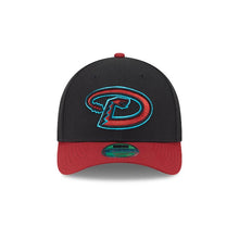 Load image into Gallery viewer, Arizona Diamondbacks New Era MLB 9FORTY 940 Adjustable M-Crown Cap Hat Black Crown Cardinal Viso Team Color Logo (Player Replica)

