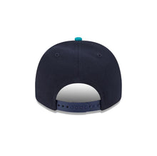 Load image into Gallery viewer, Seattle Mariners New Era MLB 9FORTY 940 Snapback A-Frame Cap Hat Navy Blue Crown Teal Visor Team Color Logo Rain Cartoon
