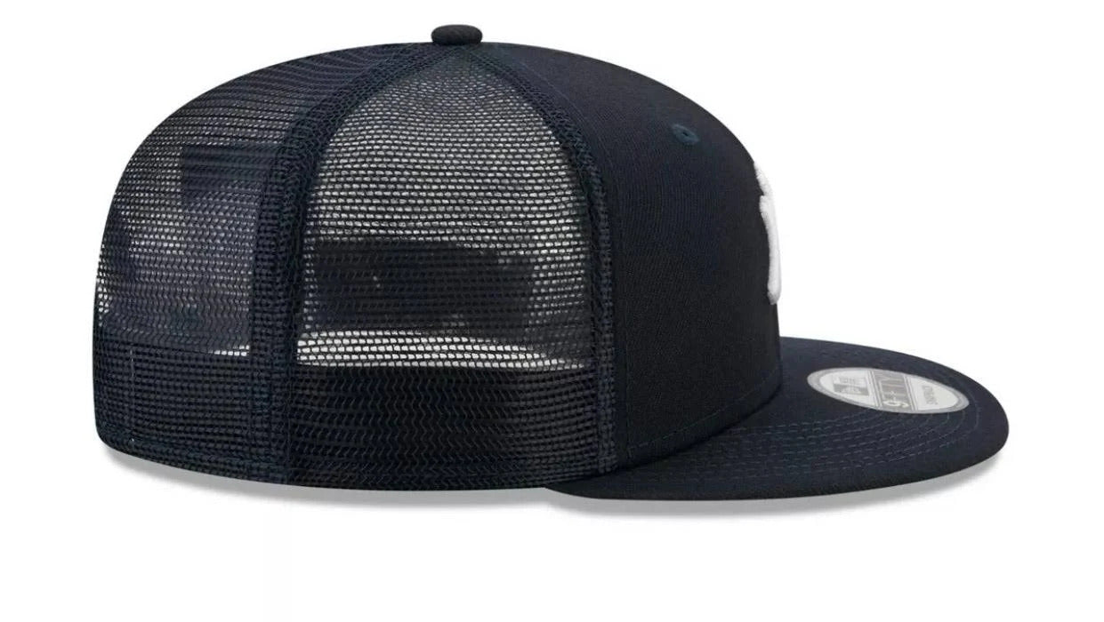 New York Yankees New Era MLB 9FIFTY 950 Mesh Trucker Snapback Cap Hat Navy  Crown/Visor White Logo