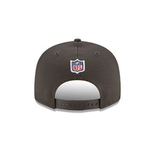 Load image into Gallery viewer, Tampa Bay Buccaneers New Era NFL 9FIFTY 950 Snapback 2021 Sideline Cap Hat Dark Gray Crown Black Visor Team Color Logo
