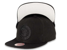 Load image into Gallery viewer, Mitchell &amp; Ness Snapback Brooklyn Nets Blackout Pop Under White UV
