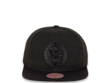 Load image into Gallery viewer, Mitchell &amp; Ness Snapback Brooklyn Nets Blackout Pop Under White UV
