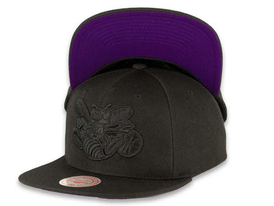 Mitchell & Ness Snapback Charlotte Hornets Blackout Pop Under Purple UV