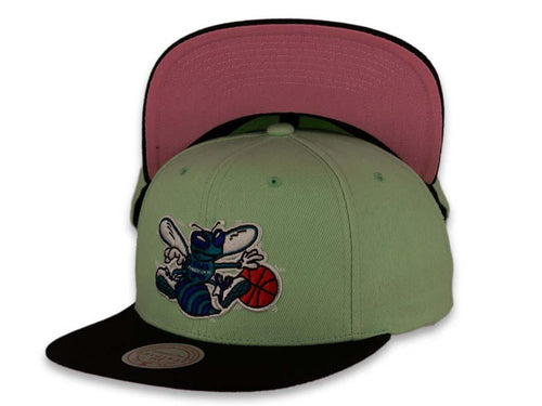 Mitchell & Ness Snapback Charlotte Hornets HWC Pistachio Crown Black Visor Pink UV Easter
