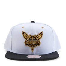 Load image into Gallery viewer, Charlotte Hornets Mitchell &amp; Ness NBA Snapback Cap Hat White Crown Black Visor Metallic Gold/Black Logo (White Gold Pop)
